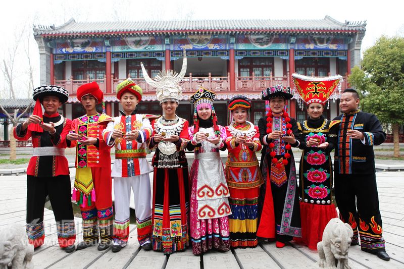 少数民族齐唱“祝酒歌”