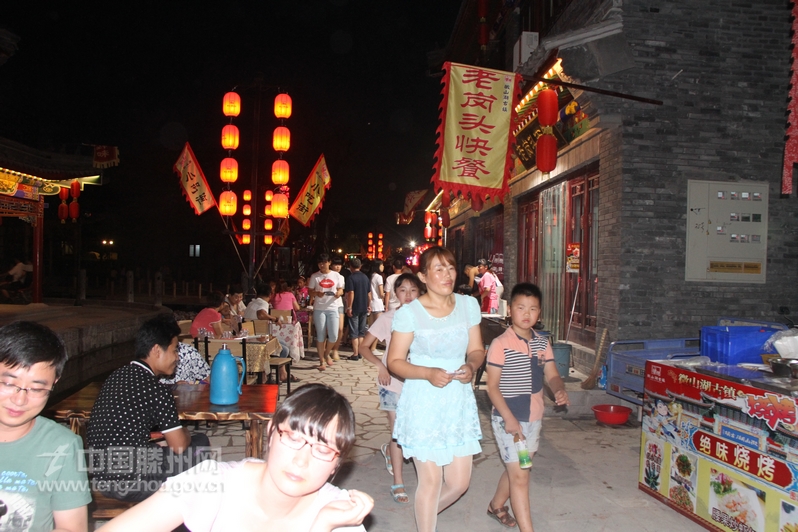 古镇夜晚游人络绎不绝