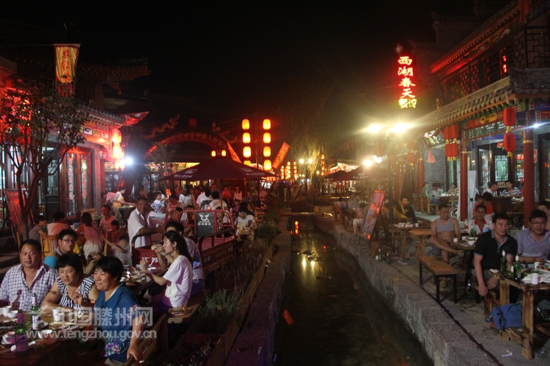 美食街夜景