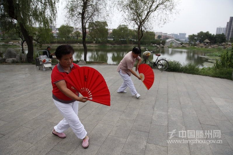 扇子舞舞出夕阳风采