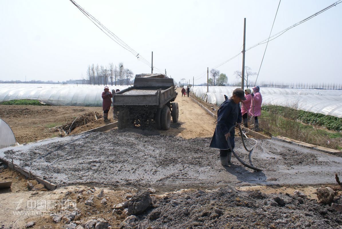 正在硬化的马楼村村级公路