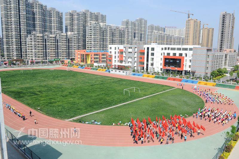 滕南中学400米塑胶环形跑道,内部种植真实草皮,既能满足学生运动要求