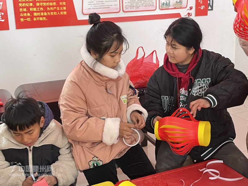 洪绪镇：巧手制作红灯笼 欢声笑语庆元宵