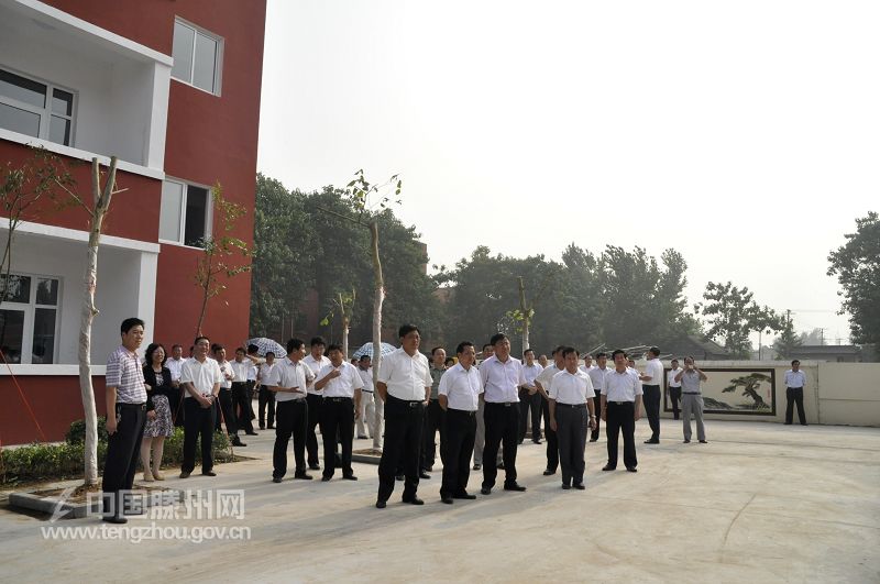 与会人员参观西岗镇西岗中学校舍新建项目