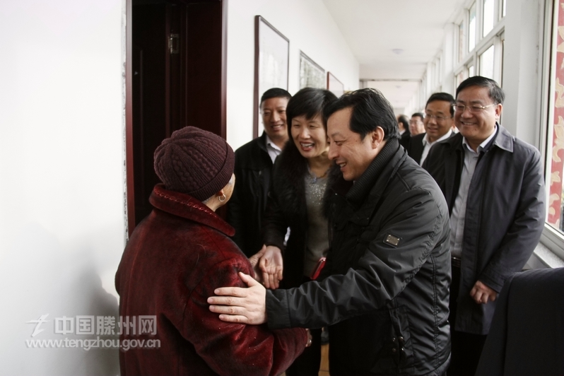 董沂峰在清水湾老年公寓与入住老人亲切交谈